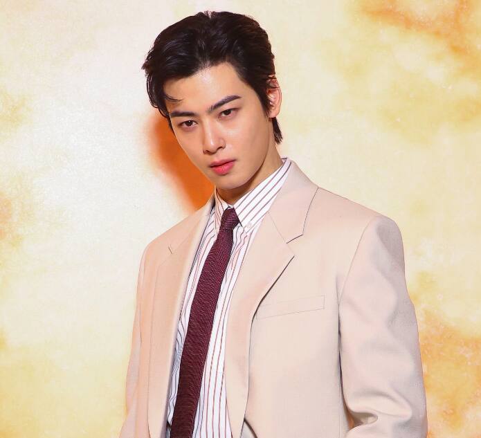 4chaeunwoo Felix do Stray Kids humilha no ranking de idol mais bem vestido da Paris Fashion Week 2025!